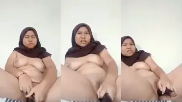 Bokep Indo Ukhti Toge Mainin Memek Pakai Terong poster