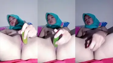 Bokep Ukhti Sange Colmek Timun Di Kamar Viral poster